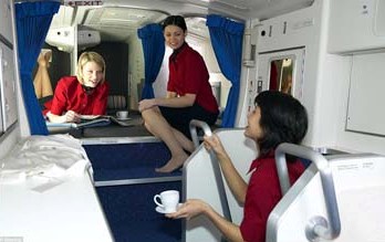 Ada `Kamar Tidur ` Pramugari di Jet Komersial, Ini Pintu Rahasianya ...
